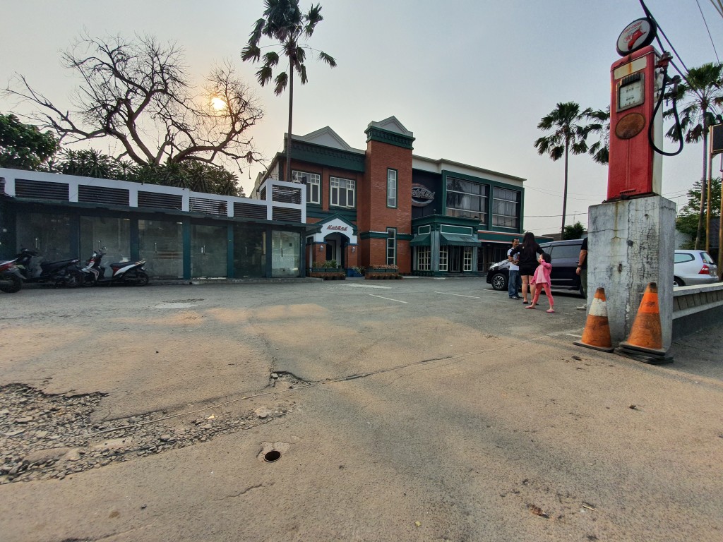 Bangunan Resto Cafe di Pinggir Jalan Arteri P Antasari — foto 2