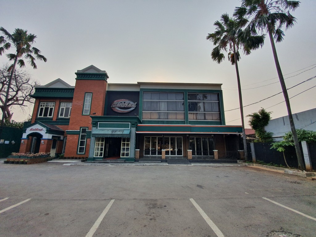 Bangunan Resto Cafe di Pinggir Jalan Arteri P Antasari — foto 1
