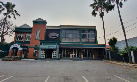 Bangunan Resto Cafe di Pinggir Jalan Arteri P Antasari
