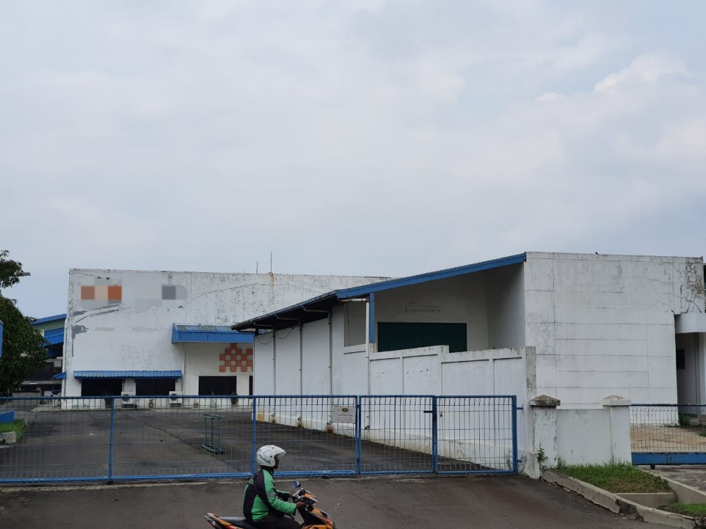 Gudang Strategis Ex Pabrik di Pinggir Jalan Raya Jababeka Cikarang — foto 1
