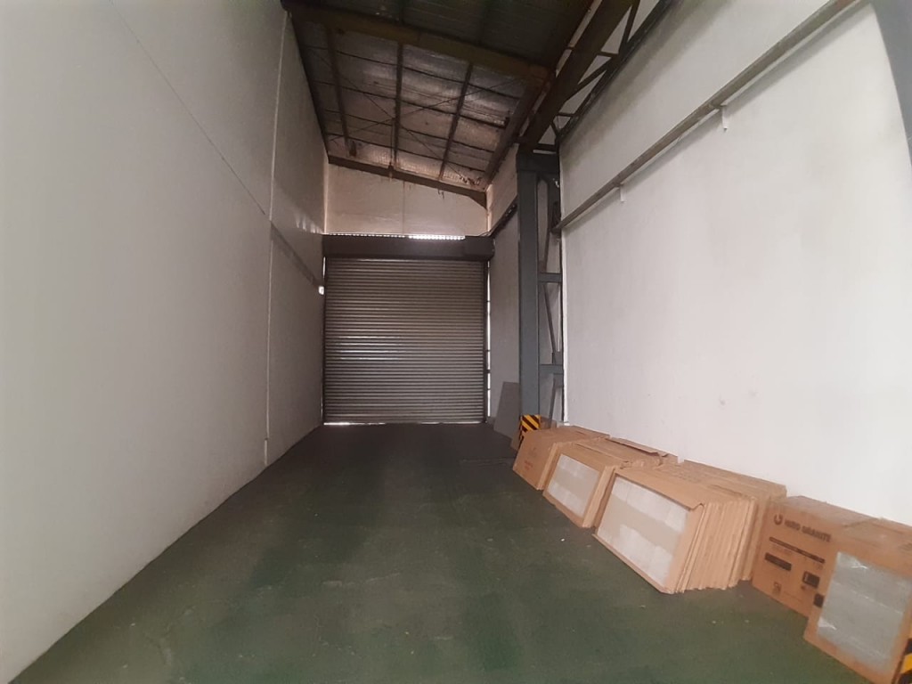 Gudang Lengkap dan Luas 1500 M2 di Lippo Cikarang Industrial Estate — foto 3
